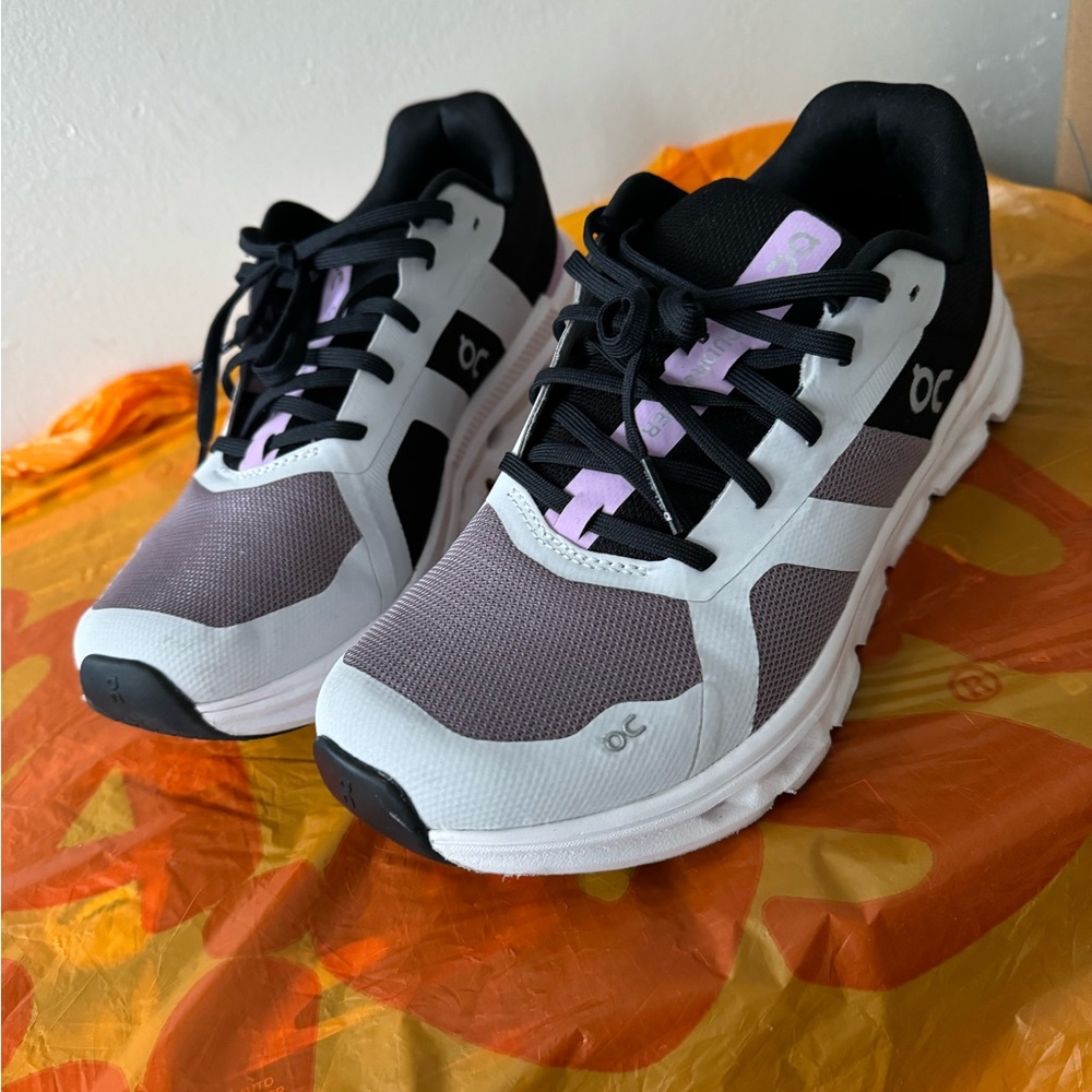 On Women’s Cloudrunner Sneakers Heron/Black